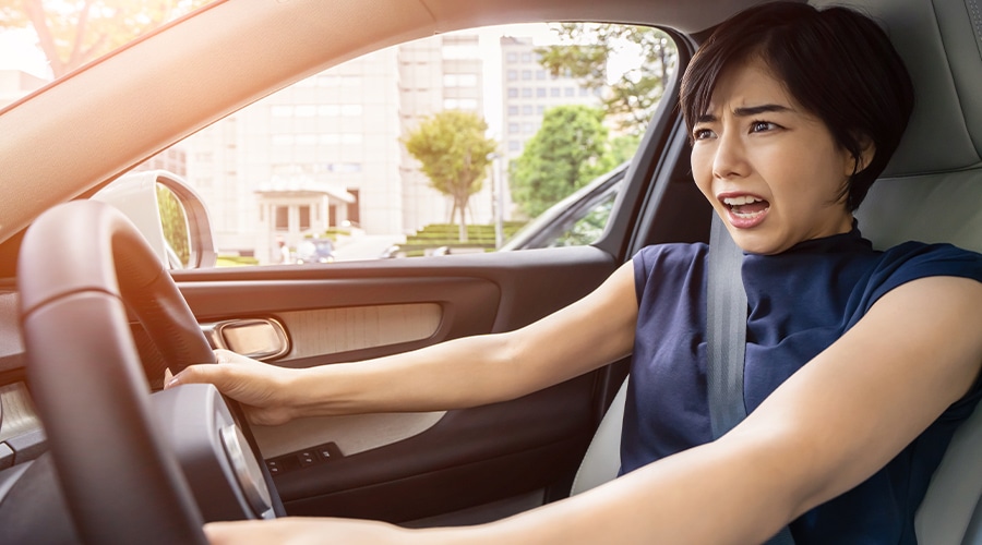 車のトラブルに悩む女性